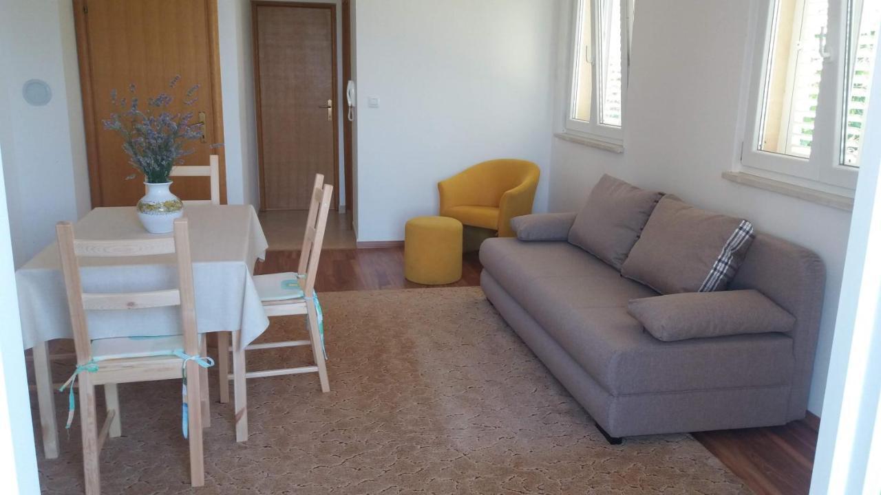 Apartments Zvonimir,Place By The Sea Mirca  Luaran gambar