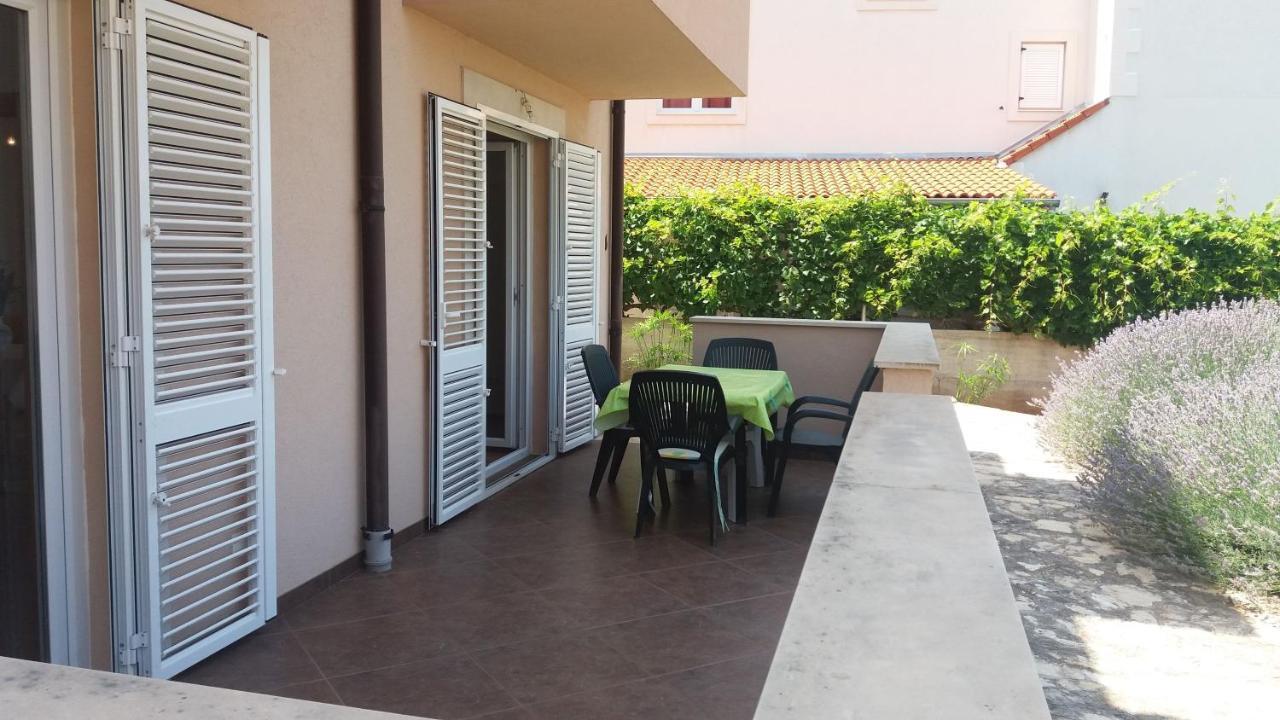 Apartments Zvonimir,Place By The Sea Mirca  Luaran gambar
